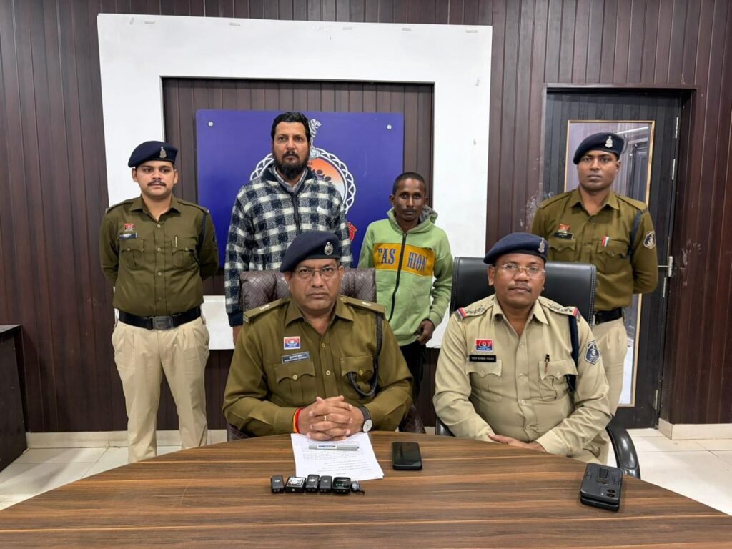 मोहन नगर पुलिस द्वारा प्रतिबंधित टैबलेट बेचने वाले दो आरोपियों की गिरफ्तारी संबंधी कार्रवाई।