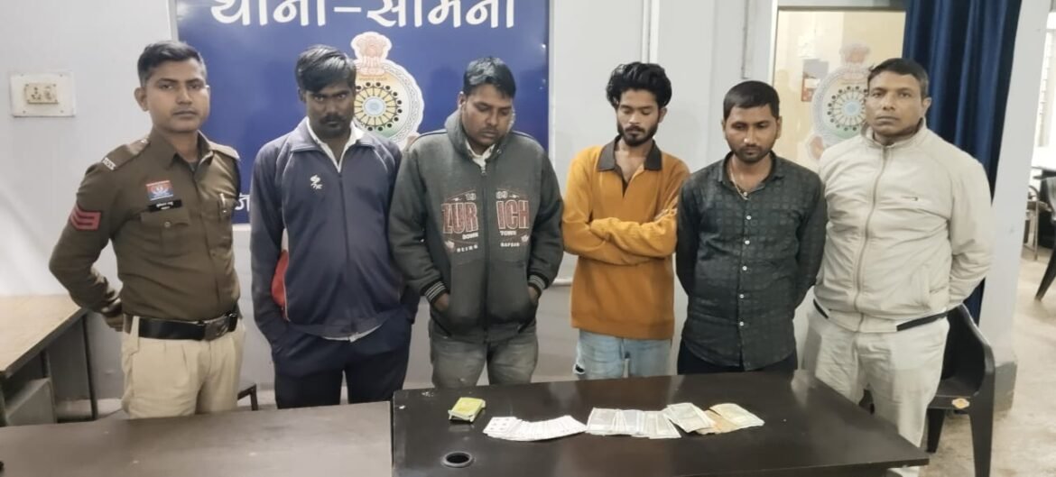 थाना सोमनी पुलिस द्वारा जुआ खेलते आरोपियों की गिरफ्तारी और जब्त नकदी व ताश पत्ते