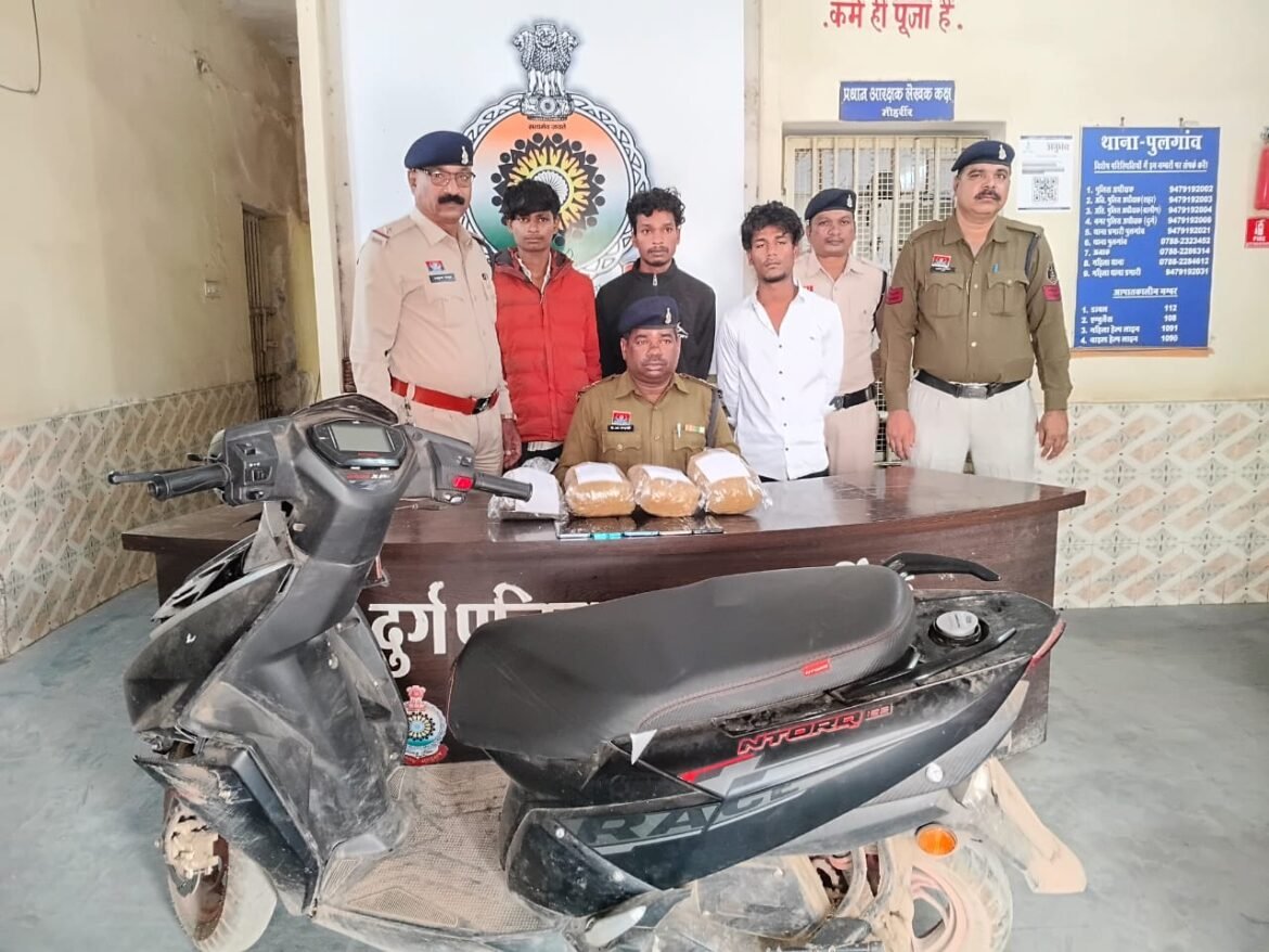 पुलगांव पुलिस द्वारा बरामद गांजा, स्कूटी और गिरफ्तार आरोपी