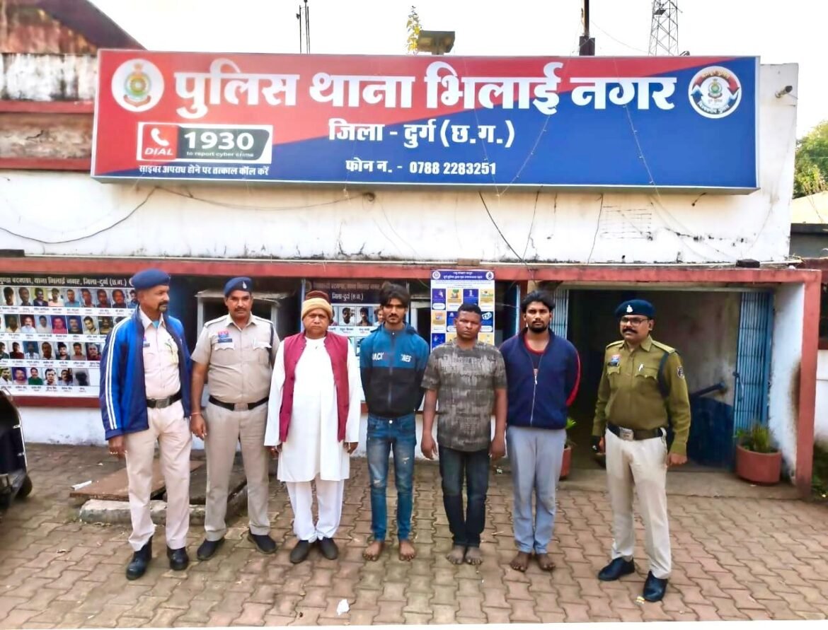 दुर्ग पुलिस द्वारा चैन स्नैचर गैंग की गिरफ्तारी और बरामद सोने के गहनों की प्रदर्शनी।