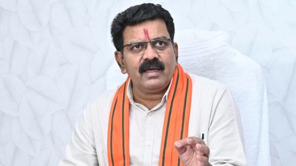 विजय शर्मा, डिप्टी सीएम छत्तीसगढ़, दिल्ली में हिड़मा समर्थन नारे पर प्रतिक्रिया देते हुए।