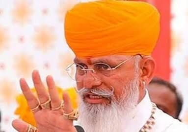 मौदहापारा थाने के बाहर तैनात पुलिस बल और राज शेखावत की गिरफ्तारी के दौरान मौजूद समर्थक।