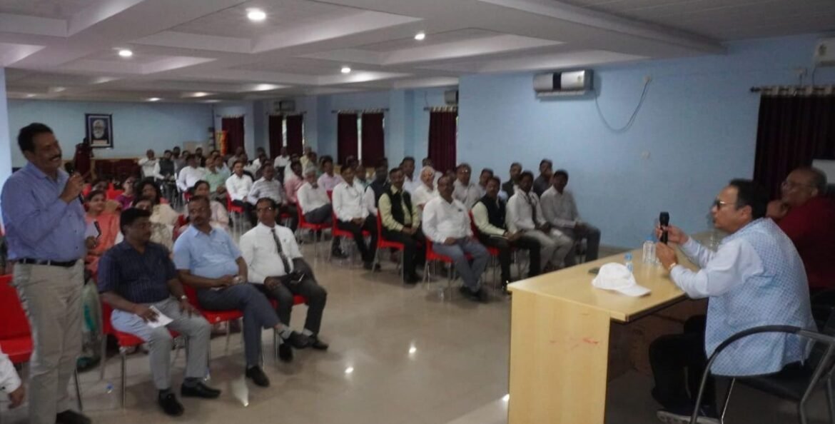 डीएवी हुडको भिलाई में सीबीएसई क्षेत्रीय अधिकारी जगदीश बर्मन द्वारा प्राचार्यों की बैठक में शैक्षणिक उत्कृष्टता और परीक्षा तैयारी पर मार्गदर्शन देते हुए।