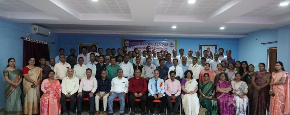 डीएवी हुडको भिलाई में सीबीएसई क्षेत्रीय अधिकारी जगदीश बर्मन द्वारा प्राचार्यों की बैठक में शैक्षणिक उत्कृष्टता और परीक्षा तैयारी पर मार्गदर्शन देते हुए।