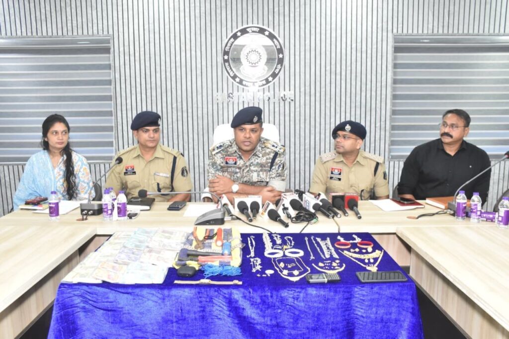बस्तर पुलिस द्वारा दो बांग्लादेशी चोर गिरफ्तार, लाखों के जेवर और नकदी बरामद।