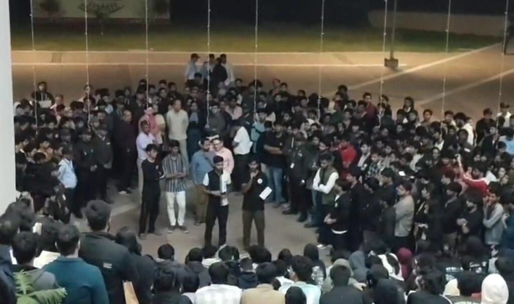 IIT परिसर में छात्रों का प्रदर्शन, पुलिस फोर्स तैनात, आक्रोशित छात्र न्याय की मांग करते हुए धरने पर बैठे।