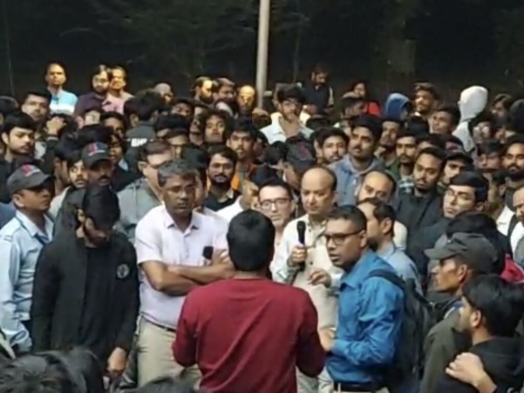 आईआईटी भिलाई कैंपस में छात्र की संदिग्ध मौत के बाद प्रदर्शन करते छात्र और मौके पर मौजूद पुलिस बल।