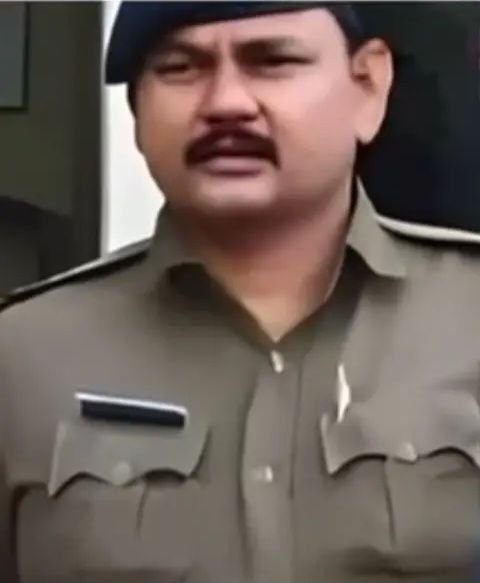 पुरानी भिलाई थाना में आरक्षक पर लगे गंभीर आरोपों के विरोध में पहुंची महिला और बजरंग दल की टीम