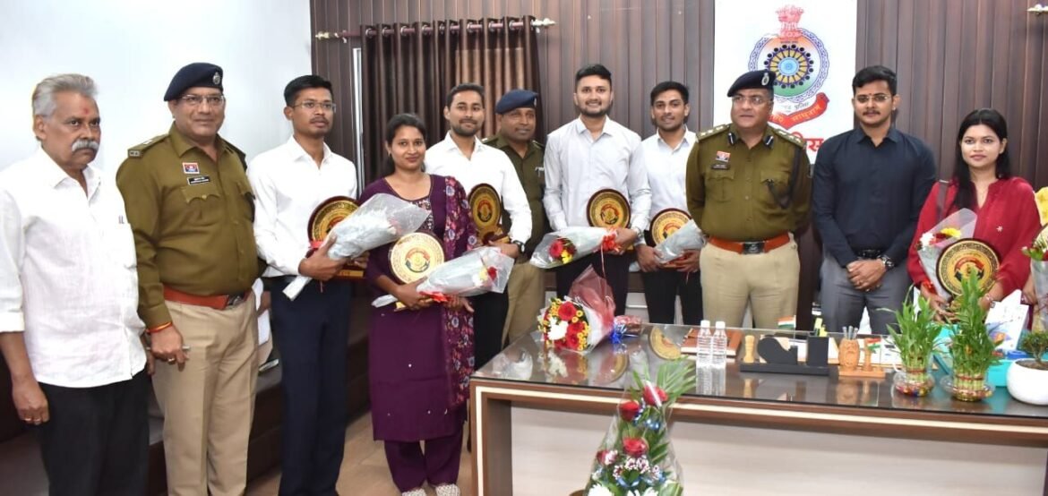 दुर्ग एसएसपी विजय अग्रवाल पीएससी चयनित अभ्यर्थियों को सम्मानित करते हुए