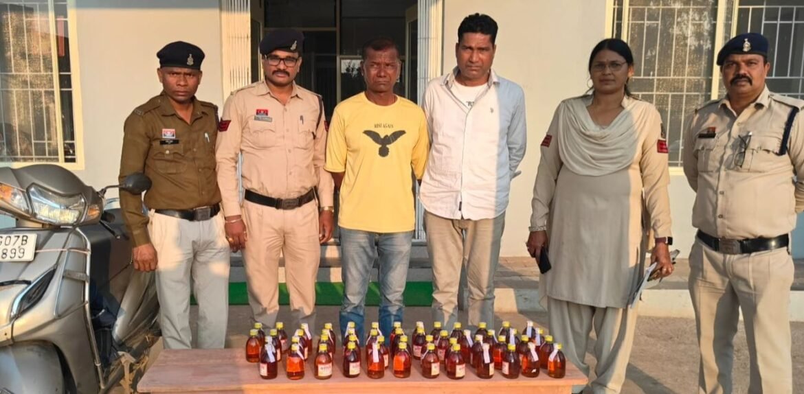 पद्मनाभपुर पुलिस द्वारा जप्त की गई देशी शराब और स्कूटी के साथ पकड़े गए आरोपी।