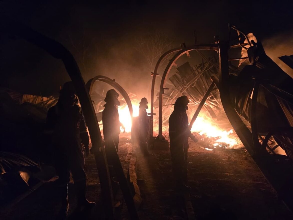 मुरमुंदा स्थित गद्दा फैक्ट्री में लगी आग पर काबू पाती दुर्ग अग्निशमन टीम।