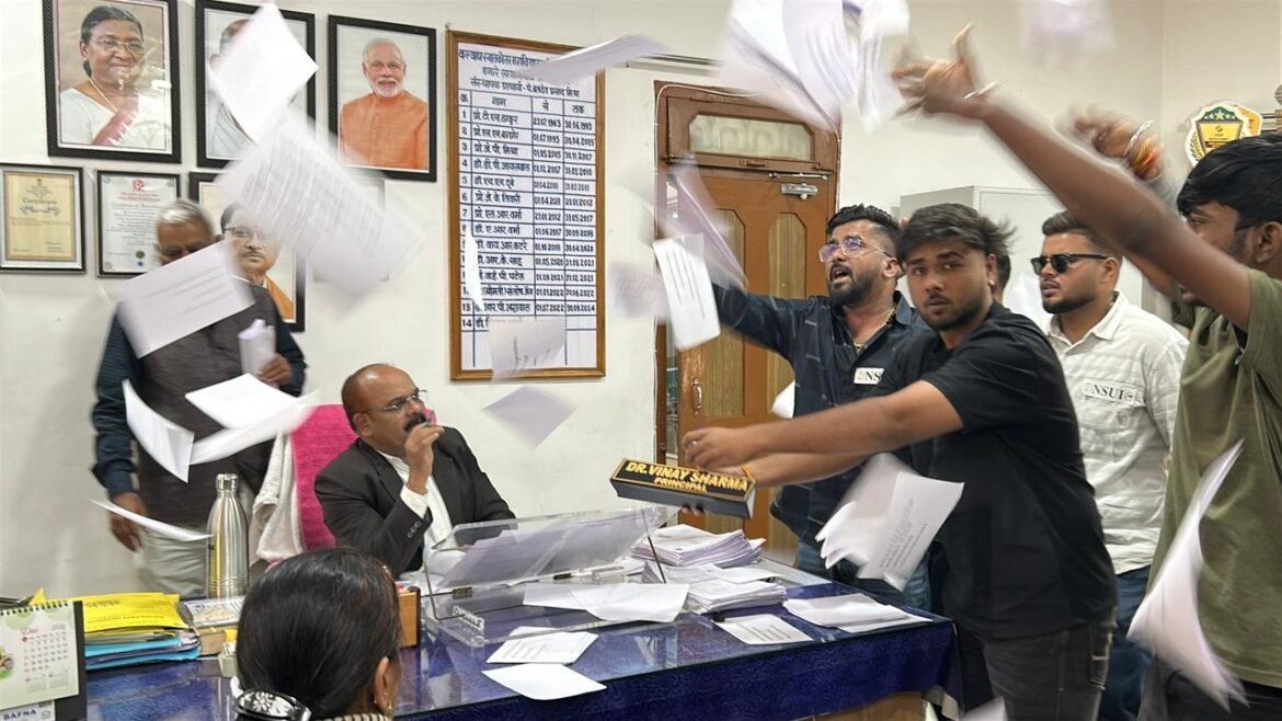 भिलाई के कल्याण कॉलेज में एनएसयूआई कार्यकर्ताओं द्वारा प्राचार्य कक्ष में हंगामा और विरोध प्रदर्शन का दृश्य