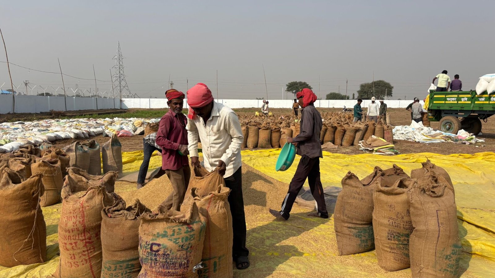 दुर्ग जिले के उपार्जन केंद्र में धान खरीदी करते किसान