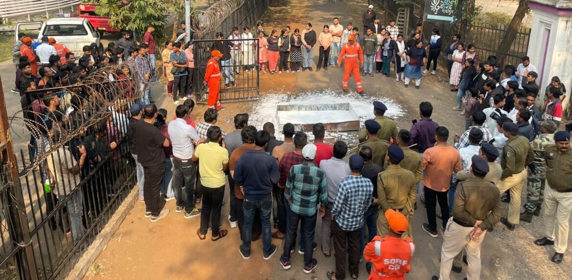 रायपुर में छात्र-छात्राओं को फायर सेफ्टी का लाइव प्रशिक्षण देते हुए पुलिस और आपदा संकट मोचन बल
