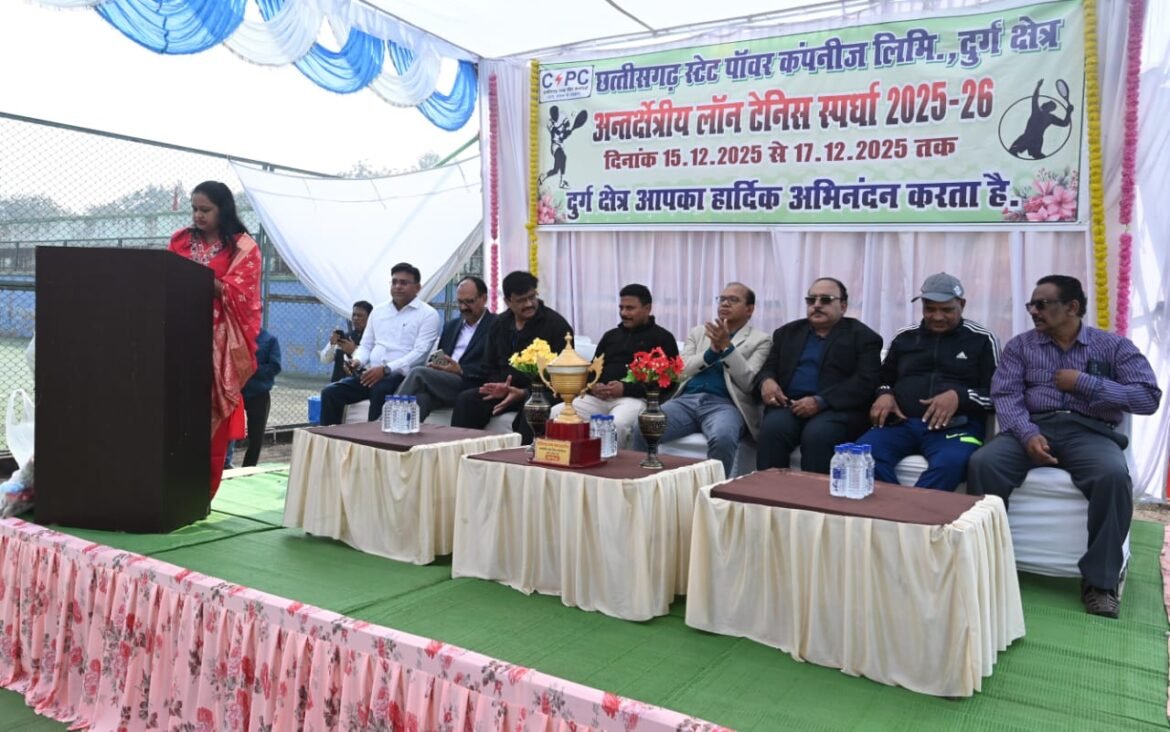 दुर्ग में लॉन टेनिस प्रतियोगिता का उद्घाटन, खिलाड़ी खेलते हुए