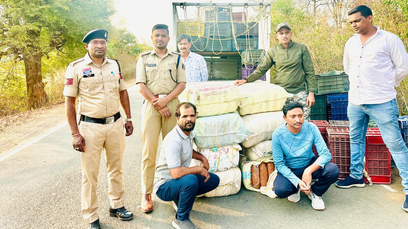 राजनांदगांव पुलिस द्वारा नीलाम की गई जप्त बोलेरो पिकअप