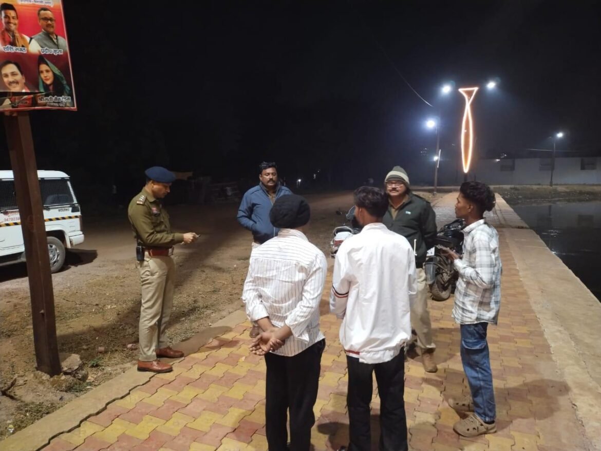 दुर्ग पुलिस द्वारा अड्डेबाजी कर शराब पीने वालों पर की गई कार्रवाई