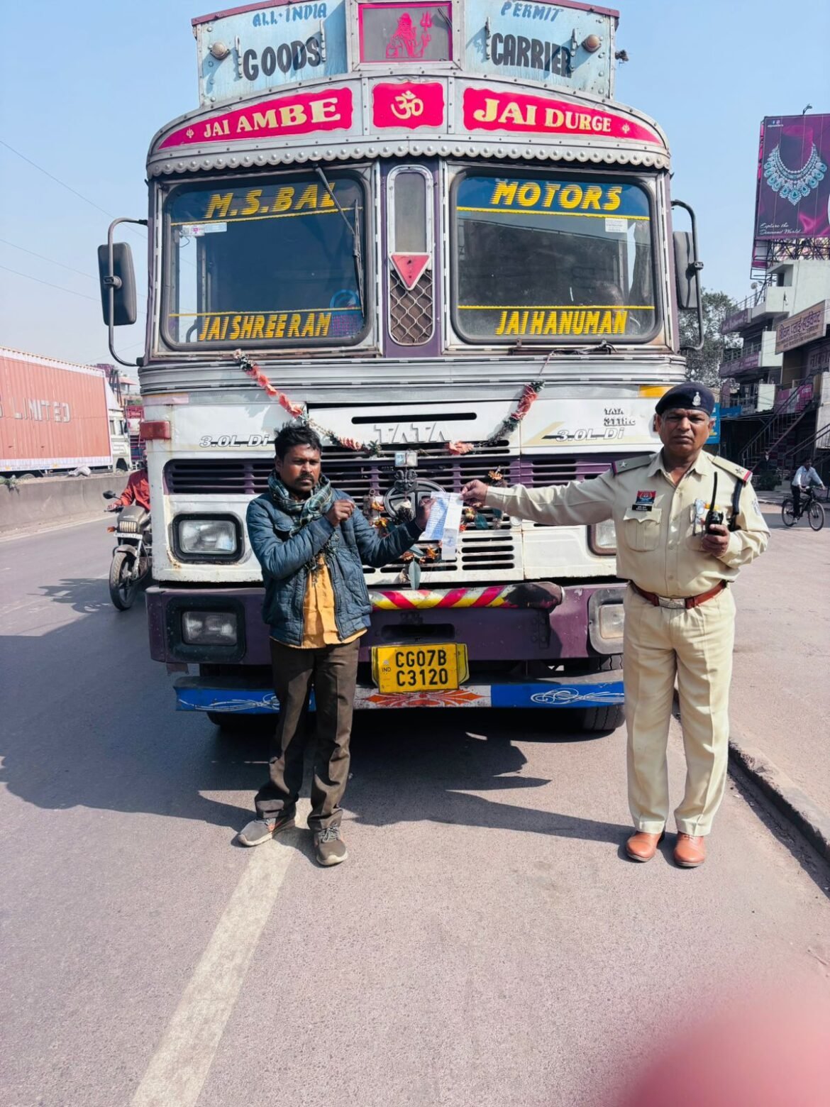 दुर्ग में ऑपरेशन सुरक्षा अभियान के दौरान नशे में वाहन चलाने वालों की जांच