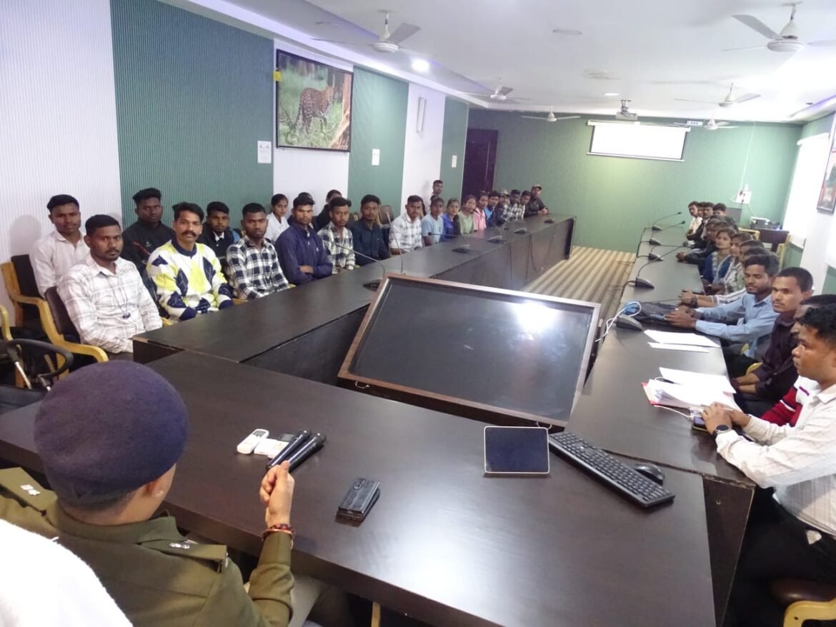 बलौदाबाजार-भाटापारा में 36 नव आरक्षकों को नियुक्ति आदेश देते पुलिस अधिकारी