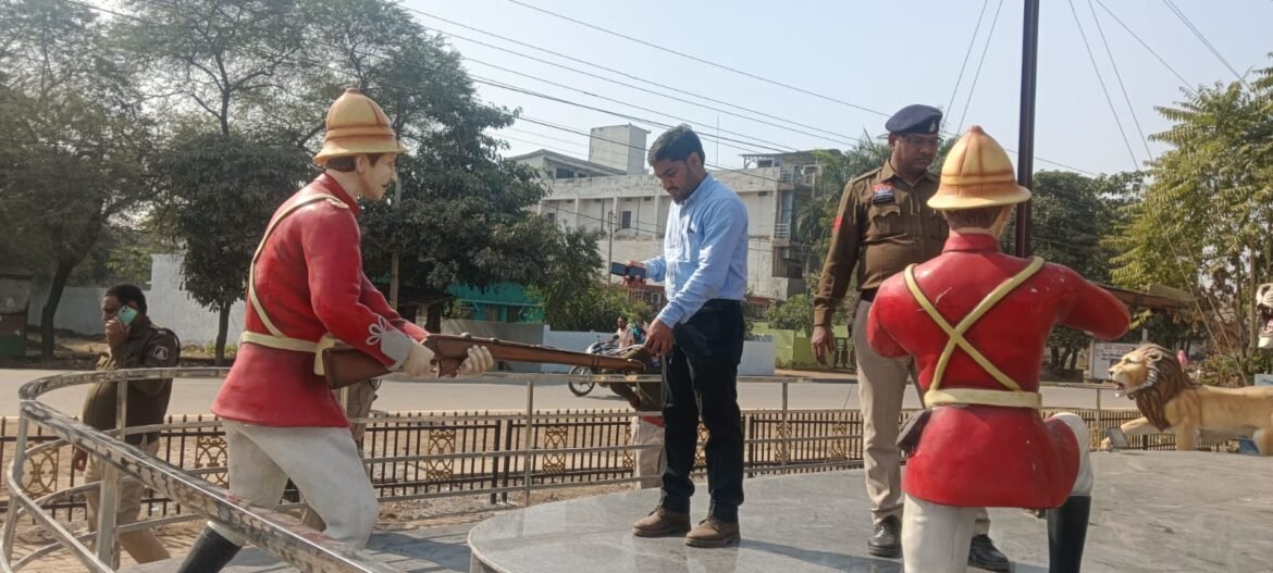बलौदाबाजार में स्थापित मूर्तियों की फॉरेंसिक जांच करते अधिकारी