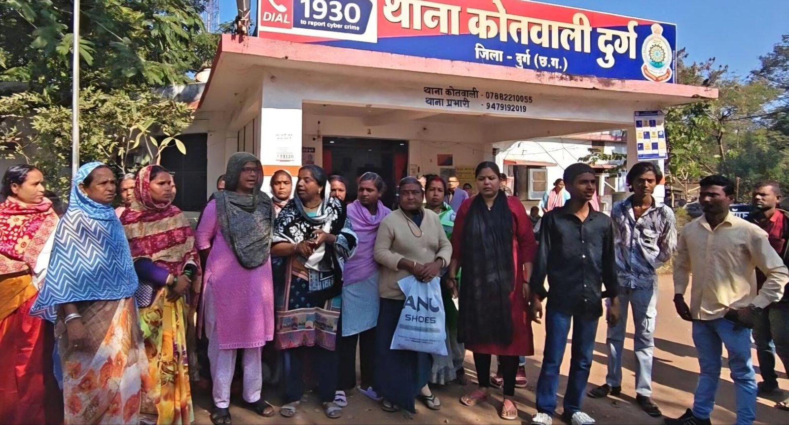 कोतवाली थाना दुर्ग में नशीली दवाइयों की कार्रवाई के विरोध में जुटे वार्डवासी