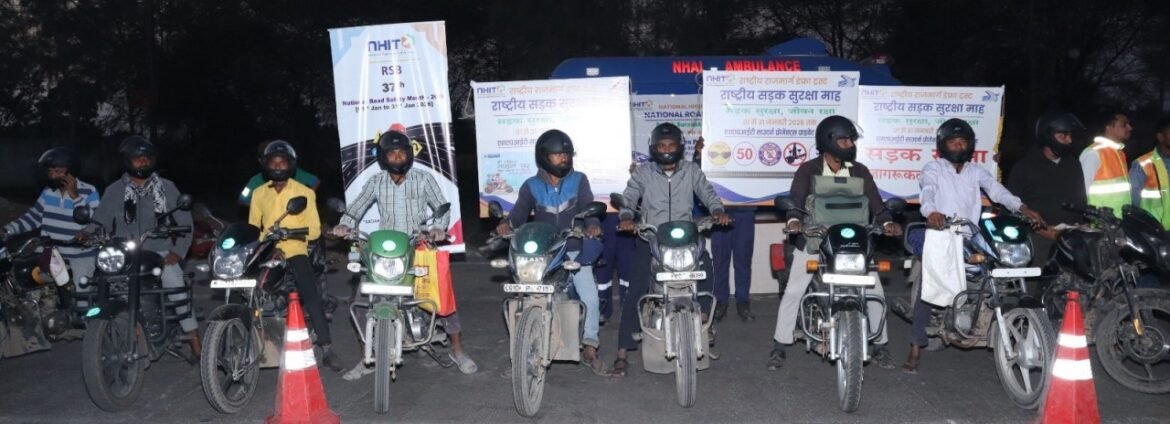 रायपुर–बिलासपुर राष्ट्रीय राजमार्ग पर हेलमेट वितरण करते एनएचएआई अधिकारी