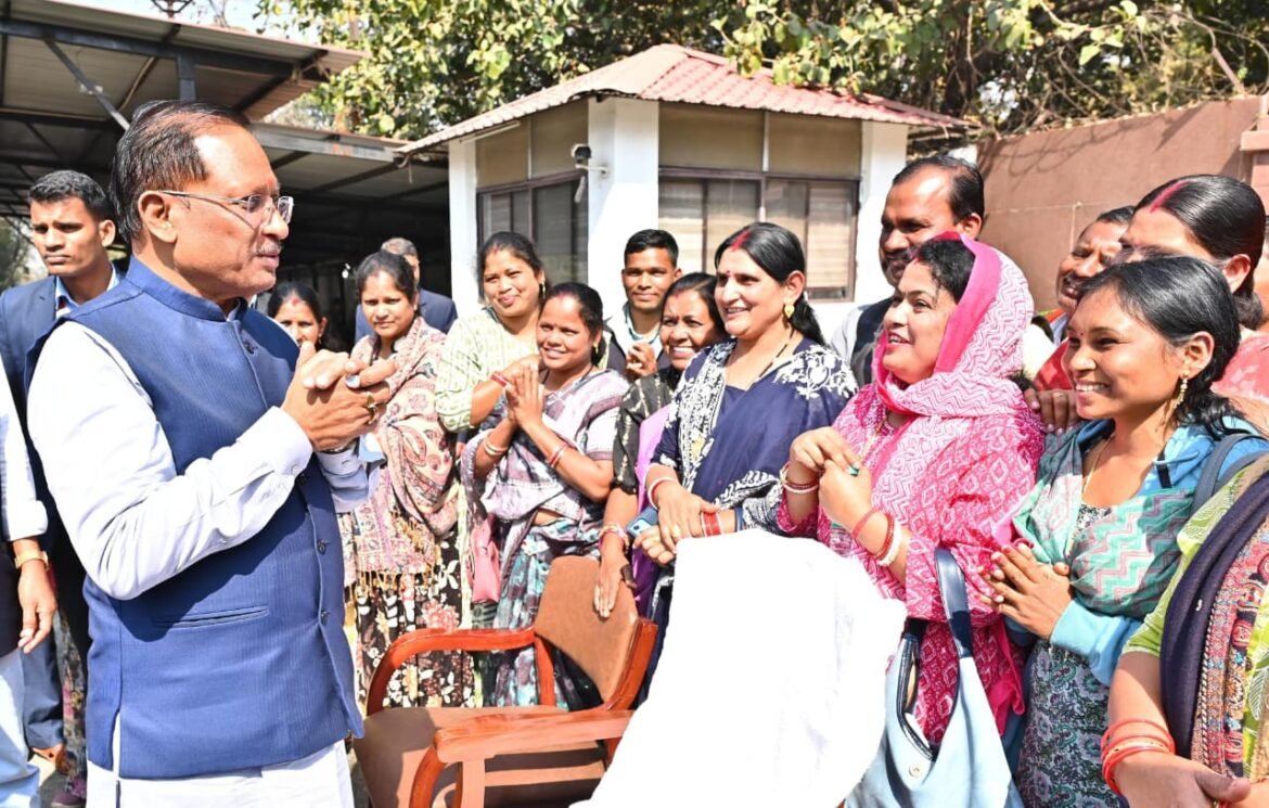 मुख्यमंत्री विष्णु देव साय पंचायत प्रतिनिधियों के अध्ययन भ्रमण दल को हरी झंडी दिखाते हुए