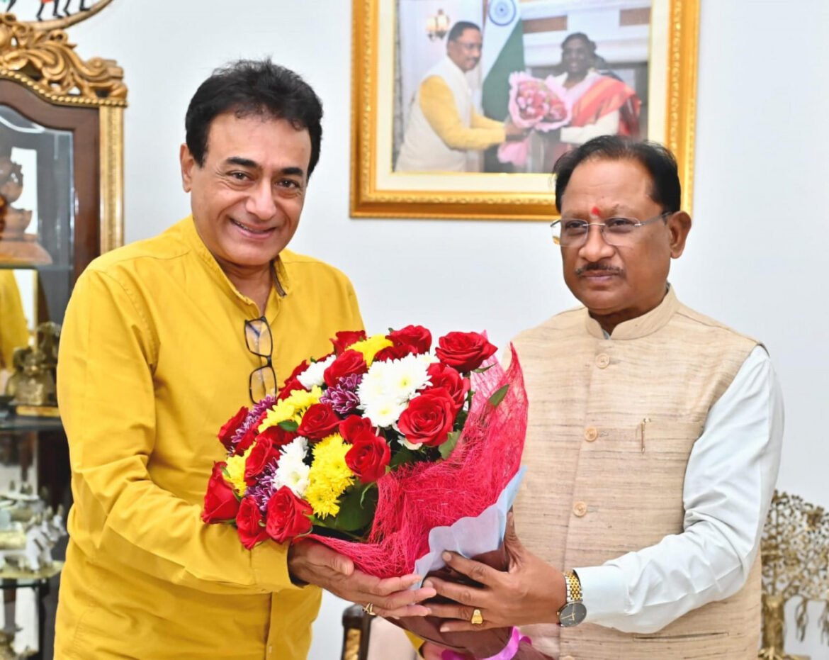 मुख्यमंत्री विष्णु देव साय अभिनेता नीतिश भारद्वाज को बस्तर आर्ट की कलाकृति भेंट करते हुए