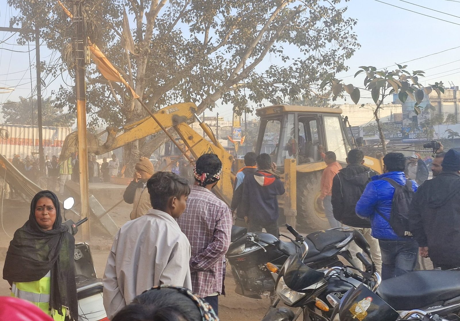 सुपेला संडे मार्केट में नगर निगम और पुलिस द्वारा बुलडोजर कार्रवाई