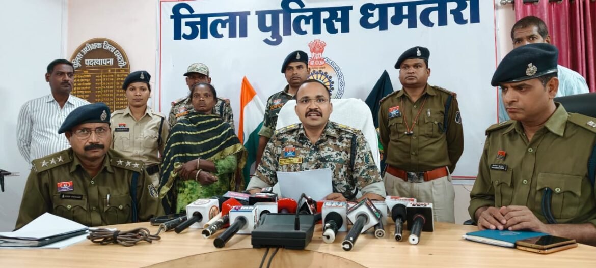 धमतरी एसपी कार्यालय में आत्मसमर्पण करती इनामी महिला नक्सली भूमिका उर्फ गीता