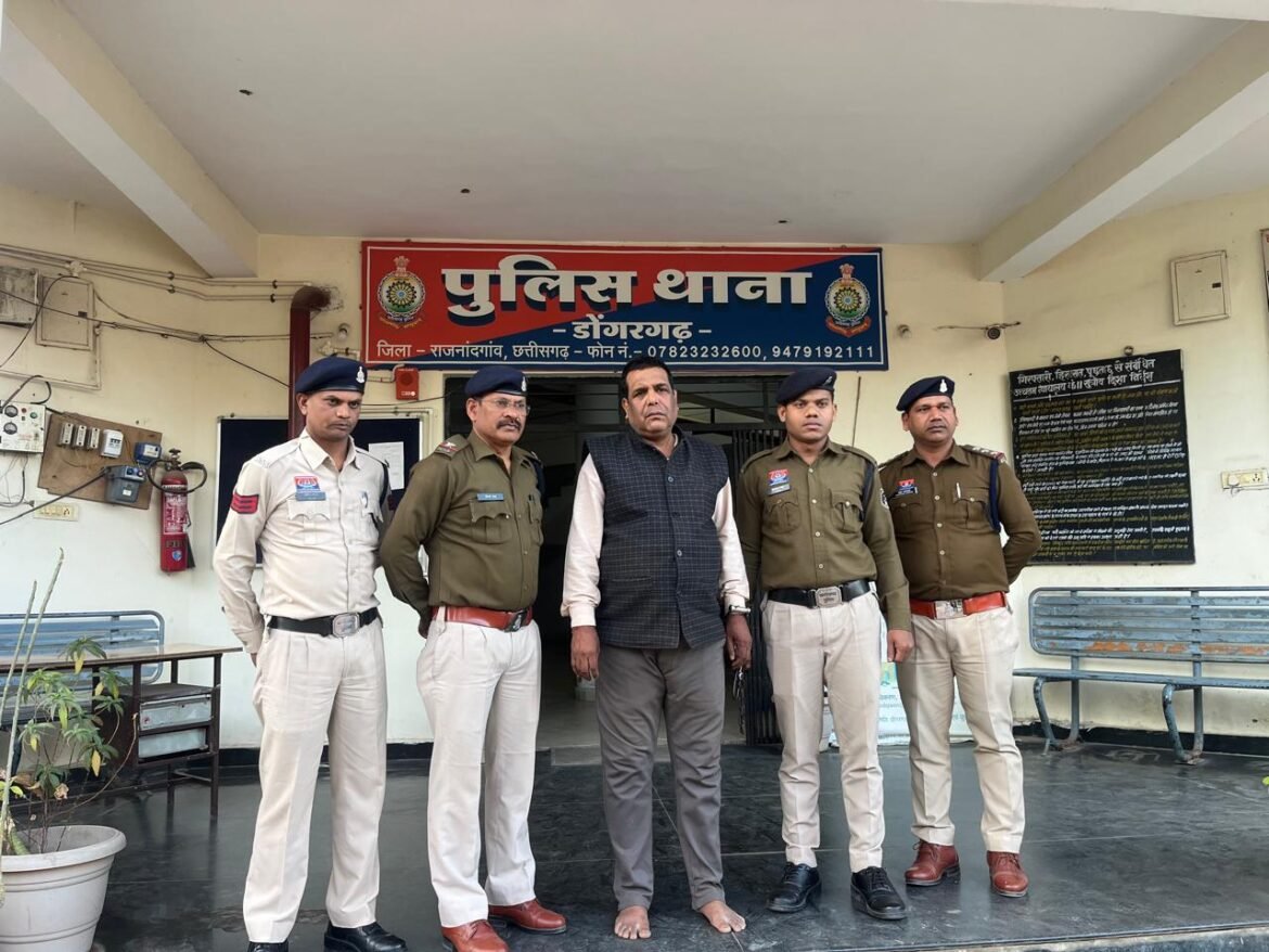 मुसराखुर्द अवैध शराब मामले में गिरफ्तार आरोपी को पुलिस की हिरासत में ले जाते हुए।