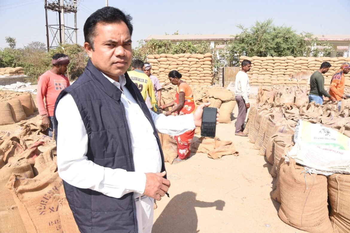 दुर्ग जिले में उपार्जन केंद्र पर धान बेचते किसान