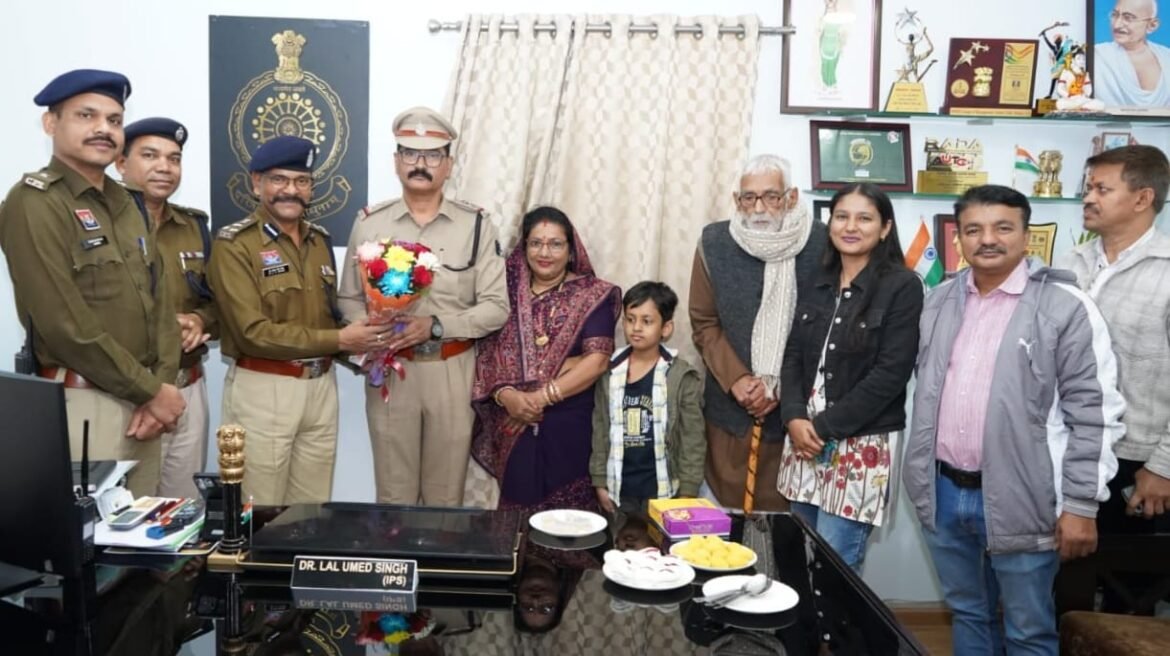 रायपुर में उपनिरीक्षक पद पर पदोन्नत पुलिस अधिकारियों को स्टार लगाते डीआईजी