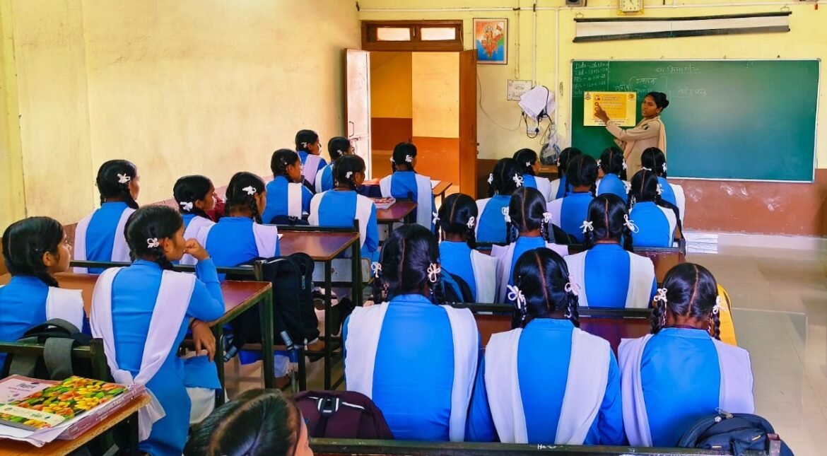 राजनांदगांव में रक्षा टीम द्वारा छात्राओं को महिला सुरक्षा की जानकारी देते अधिकारी
