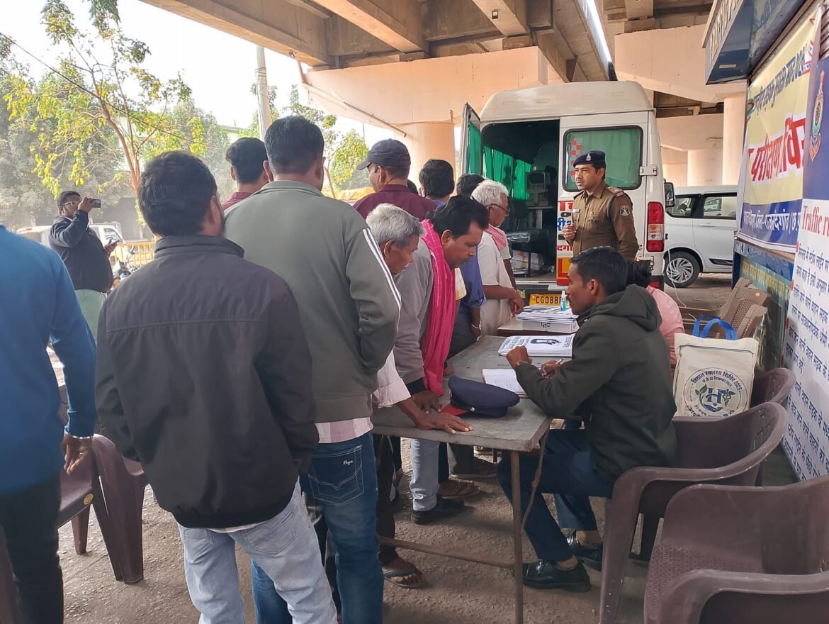 महावीर चौक, राजनांदगांव में निःशुल्क नेत्र परीक्षण शिविर में वाहन चालकों की जांच करते यातायात पुलिस अधिकारी