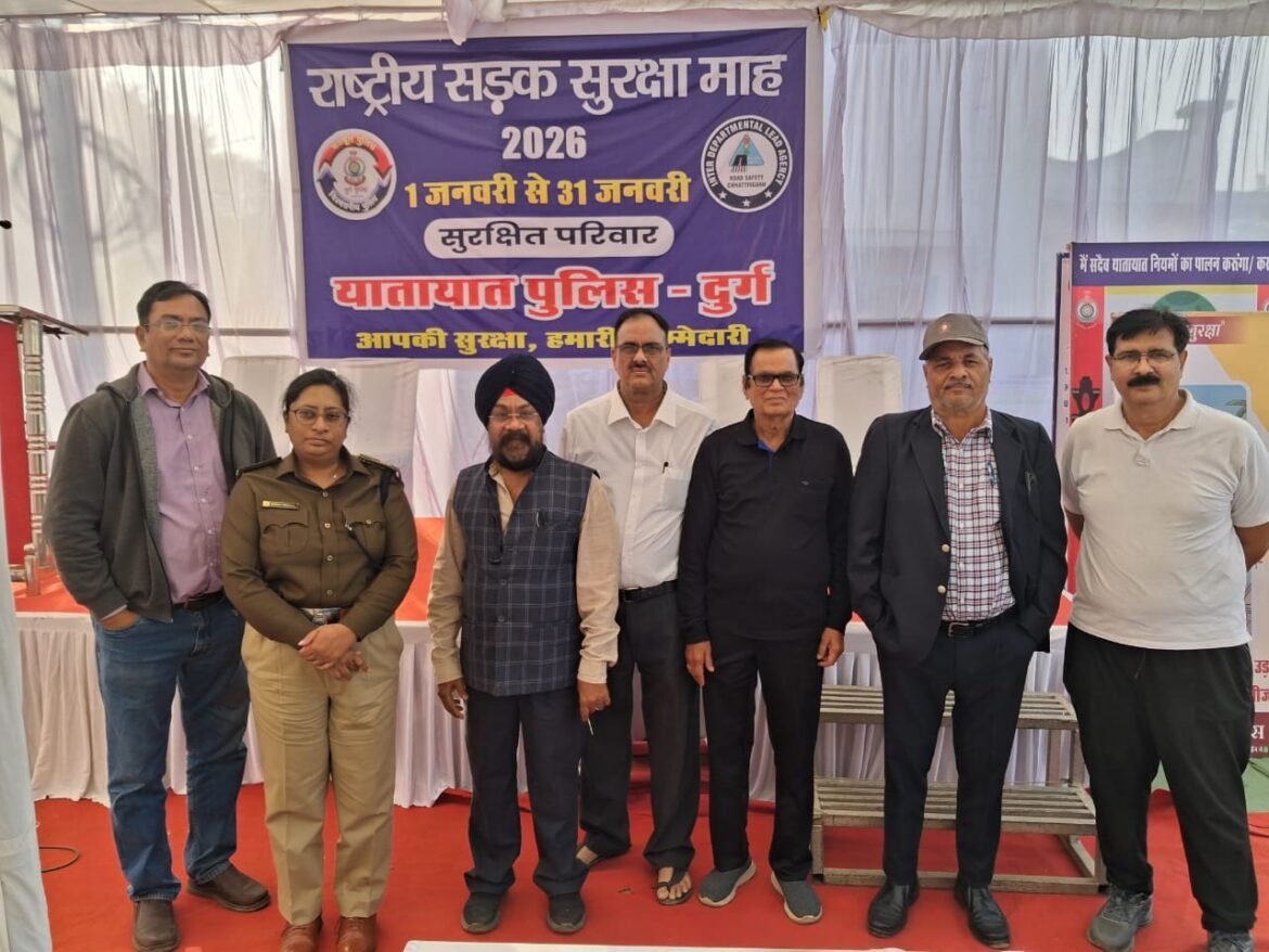 नेहरू नगर चौक जाम समस्या पर यातायात पुलिस से चर्चा करते स्थानीय नागरिक