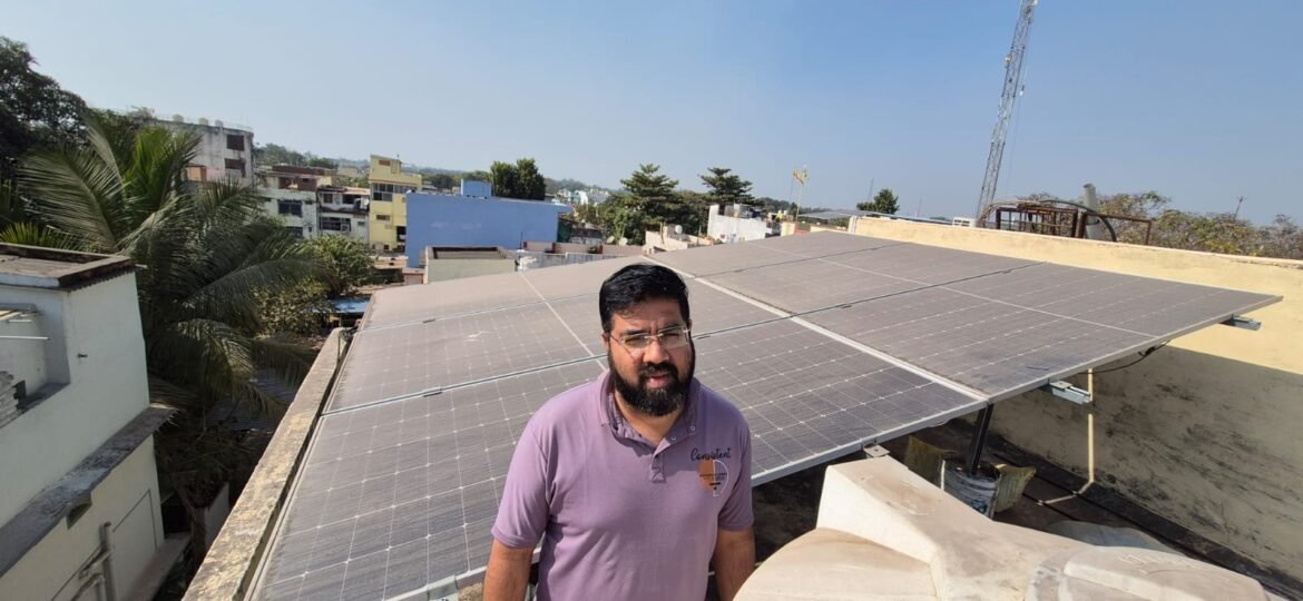 भिलाई निवासी आकाश झमनानी के घर की छत पर लगे सोलर पैनल
