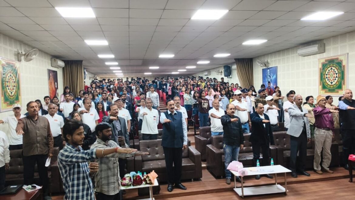 रुंगटा कॉलेज कोहका में सड़क सुरक्षा माह के अंतर्गत आयोजित सेमिनार में उपस्थित पुलिस अधिकारी व छात्र