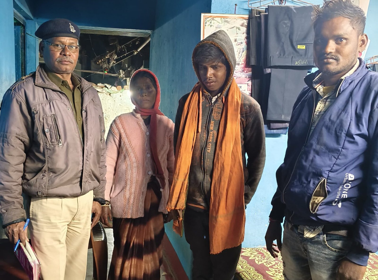 मानसिक रूप से विक्षिप्त युवक को परिजनों से मिलाते राजनांदगांव पुलिस अधिकारी