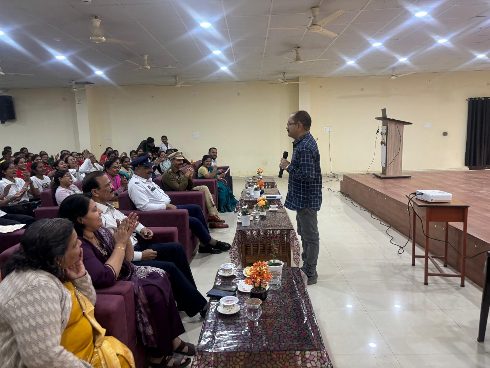 शंकरा नर्सिंग कॉलेज में छात्रों को यातायात नियमों की जानकारी देते अधिकारी