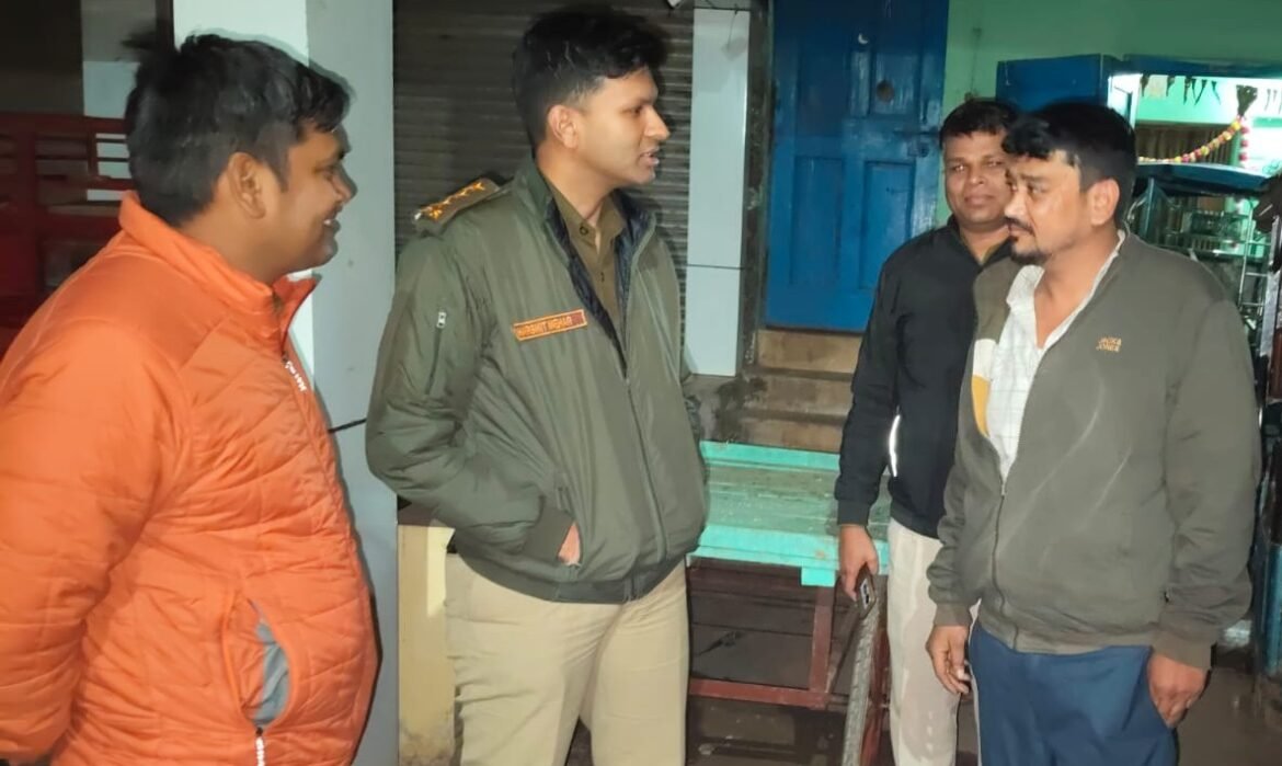 ऑपरेशन विश्वास के तहत रात में चेकिंग करती दुर्ग पुलिस
