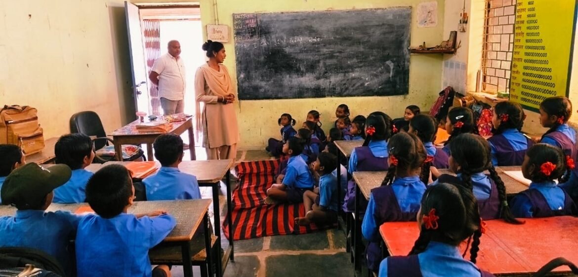 रक्षा टीम द्वारा शासकीय पूर्व माध्यमिक शाला ग्राम लिटिया में बच्चों को सेफ टच और आत्म-सुरक्षा की जानकारी देते हुए