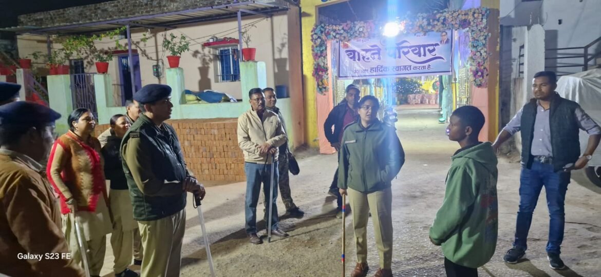 राजनांदगांव में रात के समय कांबिंग गश्त करते पुलिस अधिकारी