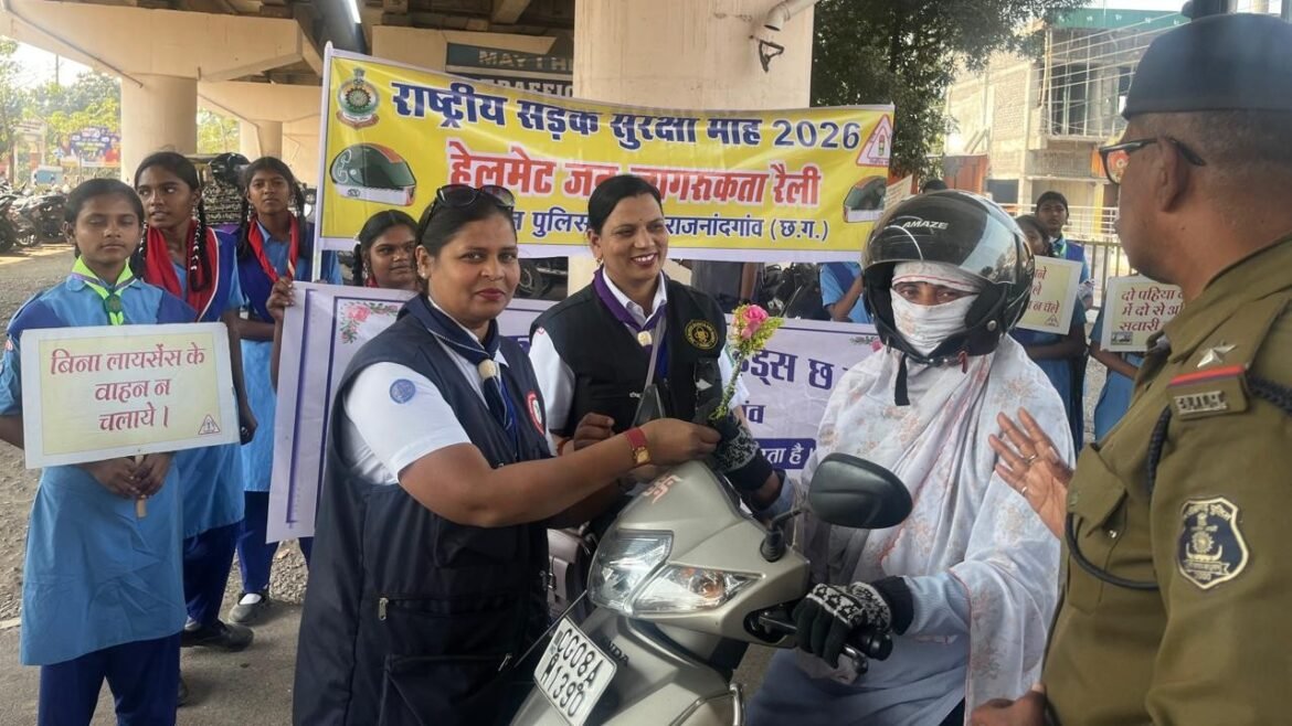 राजनांदगांव यातायात पुलिस द्वारा आयोजित सड़क सुरक्षा माह रंगोली प्रतियोगिता और रैली
