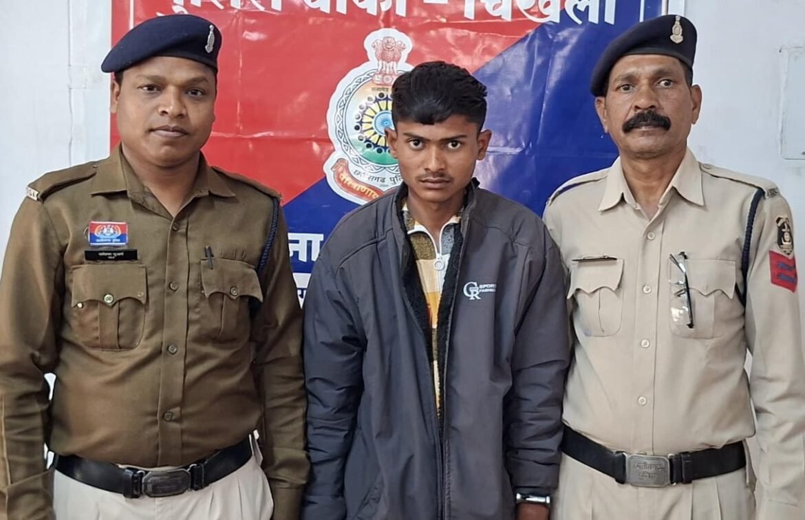 चिखली पुलिस द्वारा दुष्कर्म के आरोपी को गिरफ्तार कर न्यायालय ले जाते हुए