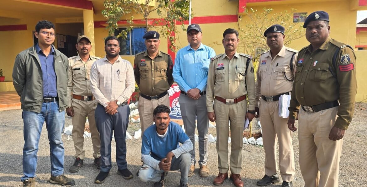 डोंगरगांव क्षेत्र में इंडियन ग्रे मुंगूस शिकार मामले में आरोपी को पकड़ती पुलिस और वन विभाग