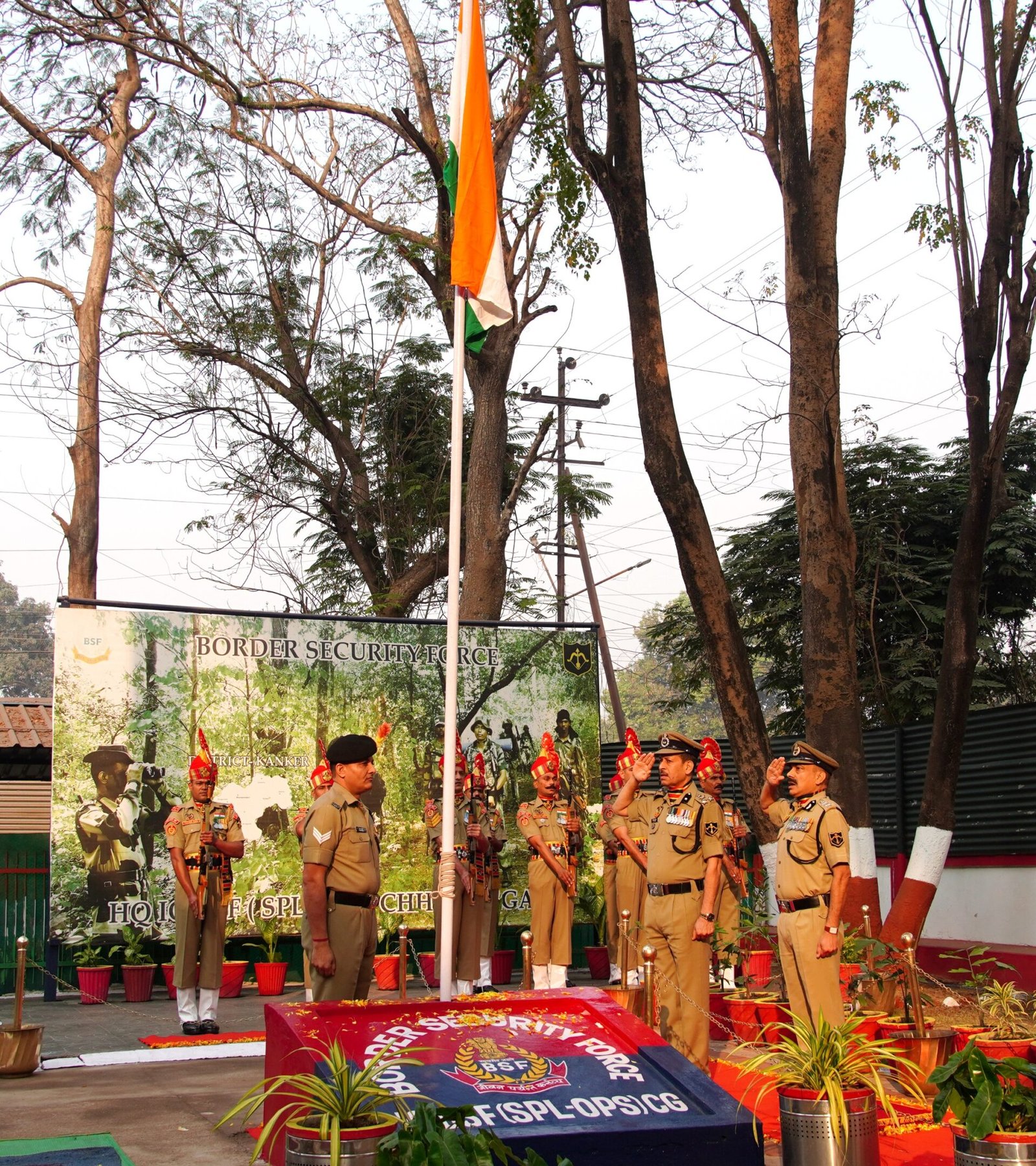 सीमा सुरक्षा बल भिलाई मुख्यालय में 77वें गणतंत्र दिवस पर राष्ट्रीय ध्वज फहराते उप महानिरीक्षक गिरधारी लाल मीणा