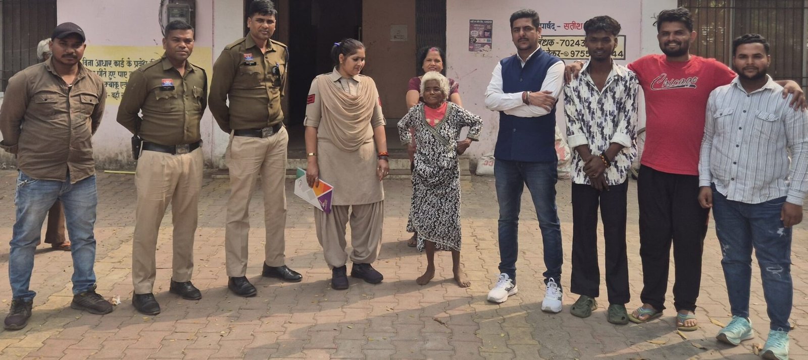 राजनांदगांव पुलिस द्वारा 25-30 दिन से भटक रही वृद्ध महिला को सुरक्षित परिजनों के सुपुर्द करते अधिकारी