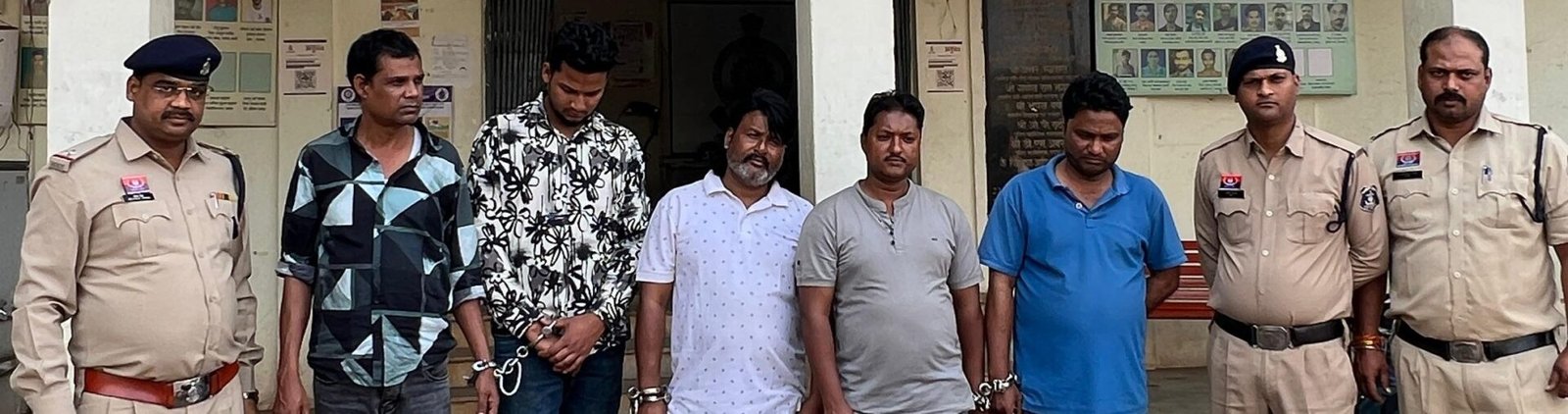 पुरानी भिलाई में पुलिस द्वारा गांजा और प्रतिबंधित नशीली दवाइयों के साथ गिरफ्तार आरोपी एवं जब्त सामग्री