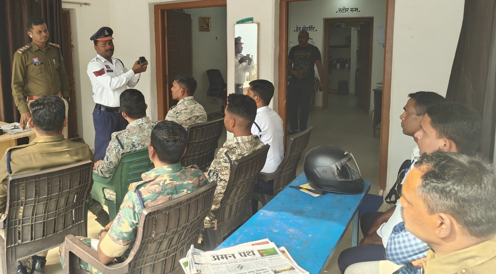 कांकेर पुलिस द्वारा थानों में बॉडी वॉर्न कैमरों का वितरण और प्रशिक्षण कार्यक्रम